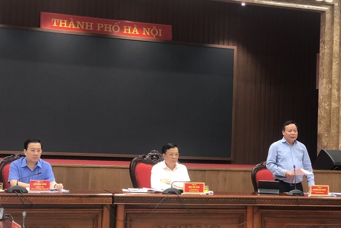 Phó Bí thư Thành ủy Nguyễn Văn Phong báo cáo tại giao ban